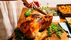 بسیاری از مواد اولیه غذاهای مناسبتی از تغییرات آب‌وهوایی آسیب دیده‌اند و این وضعیت موجب افت شدید محصول شده یا کشاورزان را به اجرای اقدامات سازگاری واداشته است.