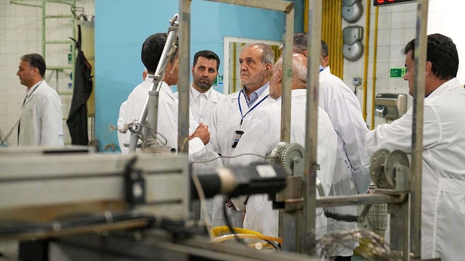 الرئيس الإيراني مسعود بزشكيان خلال زيارته لمنظمة الطاقة الذرية الإيرانية في طهران، في 2 نوفمبر 2025.