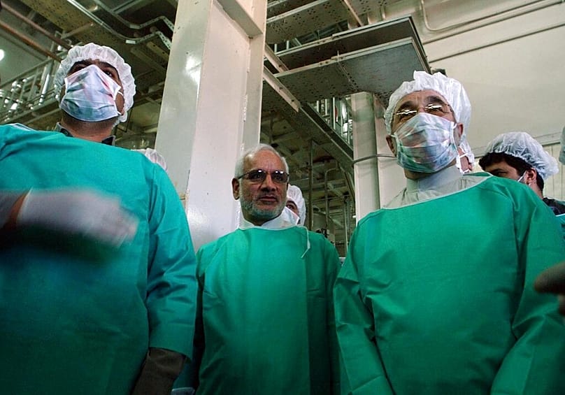 الرئيس الإيراني الأسبق محمد خاتمي داخل منشأة تحويل اليورانيوم قرب أصفهان، في 30 مارس 2005.