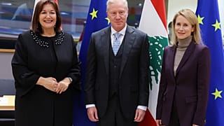 وزیر خارجه لبنان (وسط) در کنار کایا کالاس (راست) در بروکسل به تاریخ ۱۵ دسامبر ۲۰۲۵