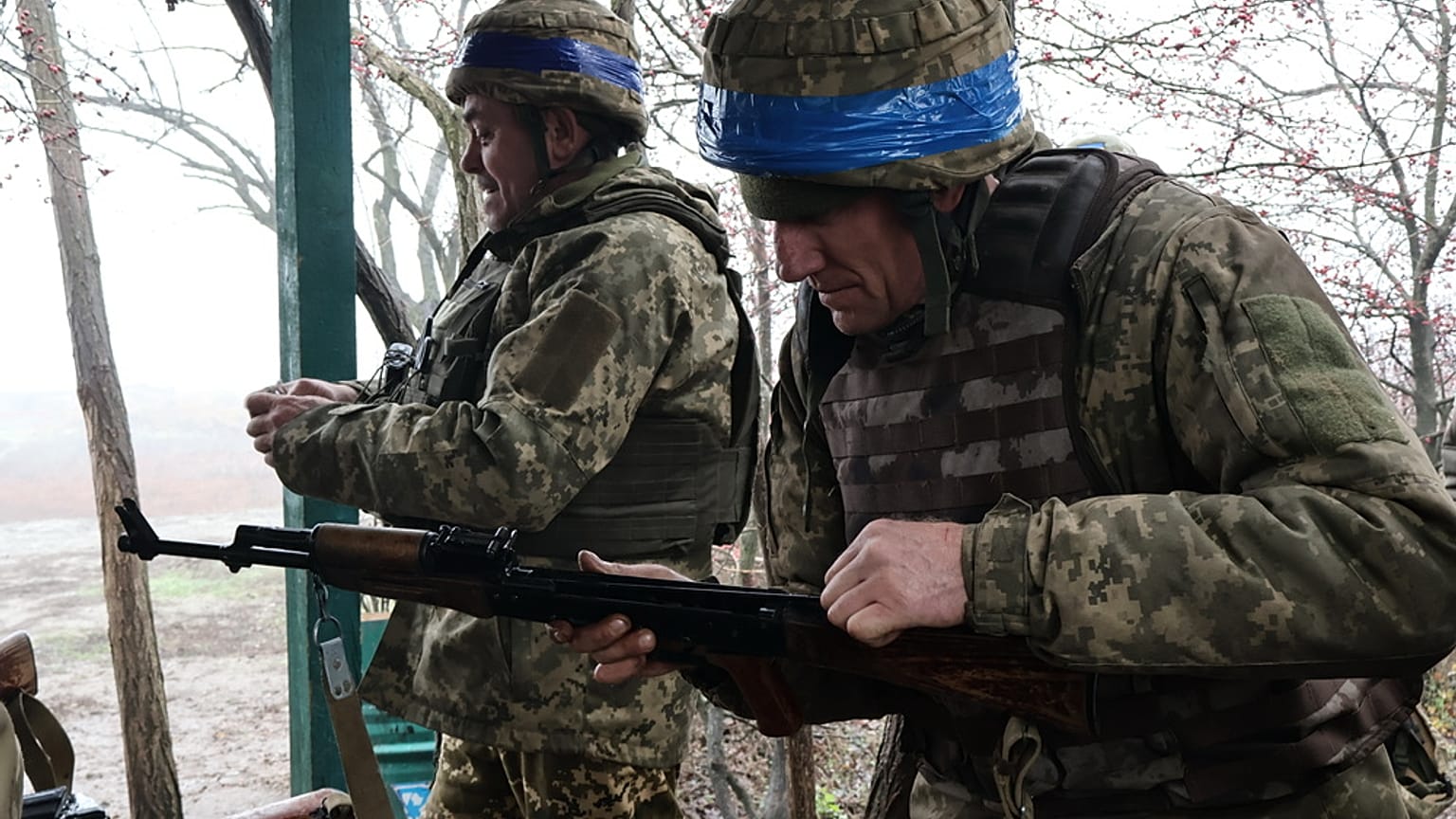 يستعد الجنود بأسلحتهم على الخطوط الأمامية في منطقة زابوريجيا بأوكرانيا،
