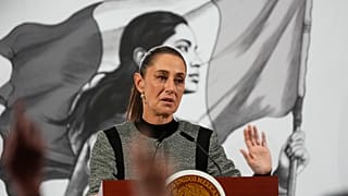 La presidenta mexicana Claudia Sheinbaum habla durante su conferencia de prensa matutina diaria en el Palacio Nacional en la Ciudad de México, el 28 de noviembre de 2025.