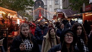 Turisták a bazilikánál lévő karácsonyi vásárban
