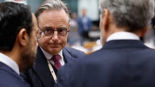 Premier Belgii Bart De Wever Nikosem Christodoulidesem (po lewej) i Dickiem Schoofem podczas spotkania na szczycie UE w Brukseli, w czwartek 18 grudnia 2025 r.