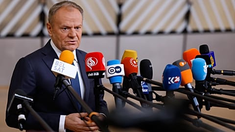 Donald Tusk lengyel miniszterelnök beszél a médiának, miután megérkezett az EU-csúcstalálkozóra Brüsszelben 2025. december 18-án, csütörtökön.
