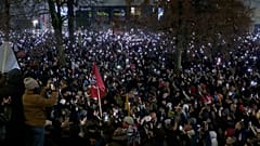 Yaklaşık 10.000 kişi, ifade özgürlüğünü kısıtlayan yeni yasalara karşı Litvanya parlamentosu önünde toplanıyor, Vilnius, Litvanya, 17 Aralık 2025