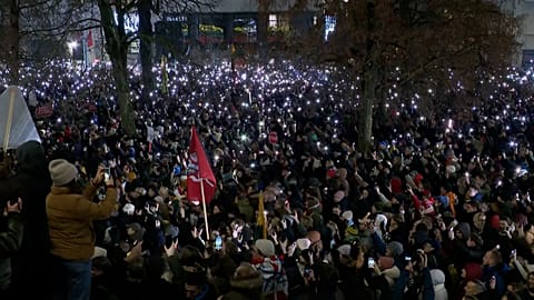Proteste a Vilnius, in Lituania: circa 10.000 persone si radunano davanti al parlamento lituano in risposta a leggi che limitano la libertà d'espressione, 17 dicembre 2025