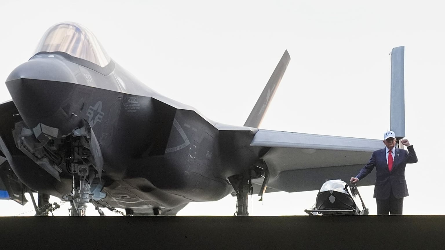 ترامپ در کنار یک جنگنده در اکتبر ۲۰۲۵