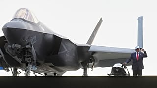 ترامپ در کنار یک جنگنده در اکتبر ۲۰۲۵