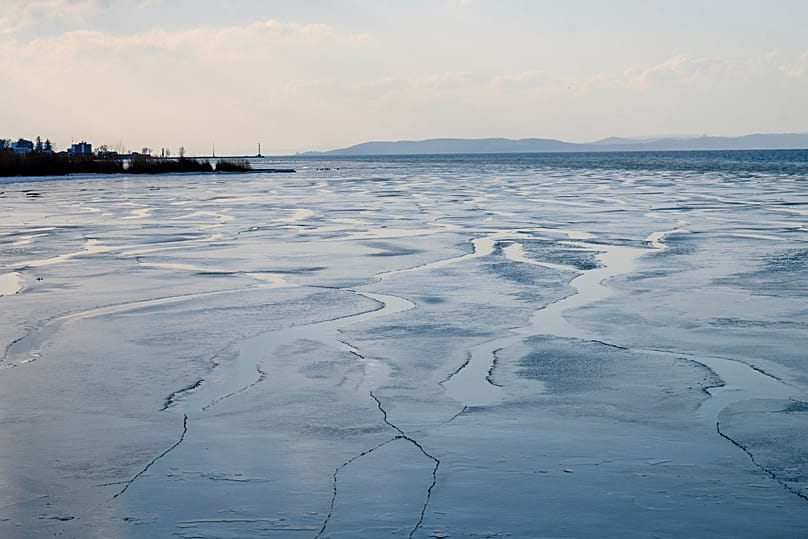 Vue générale des eaux glacées du lac Balaton à Siofok, en Hongrie, 