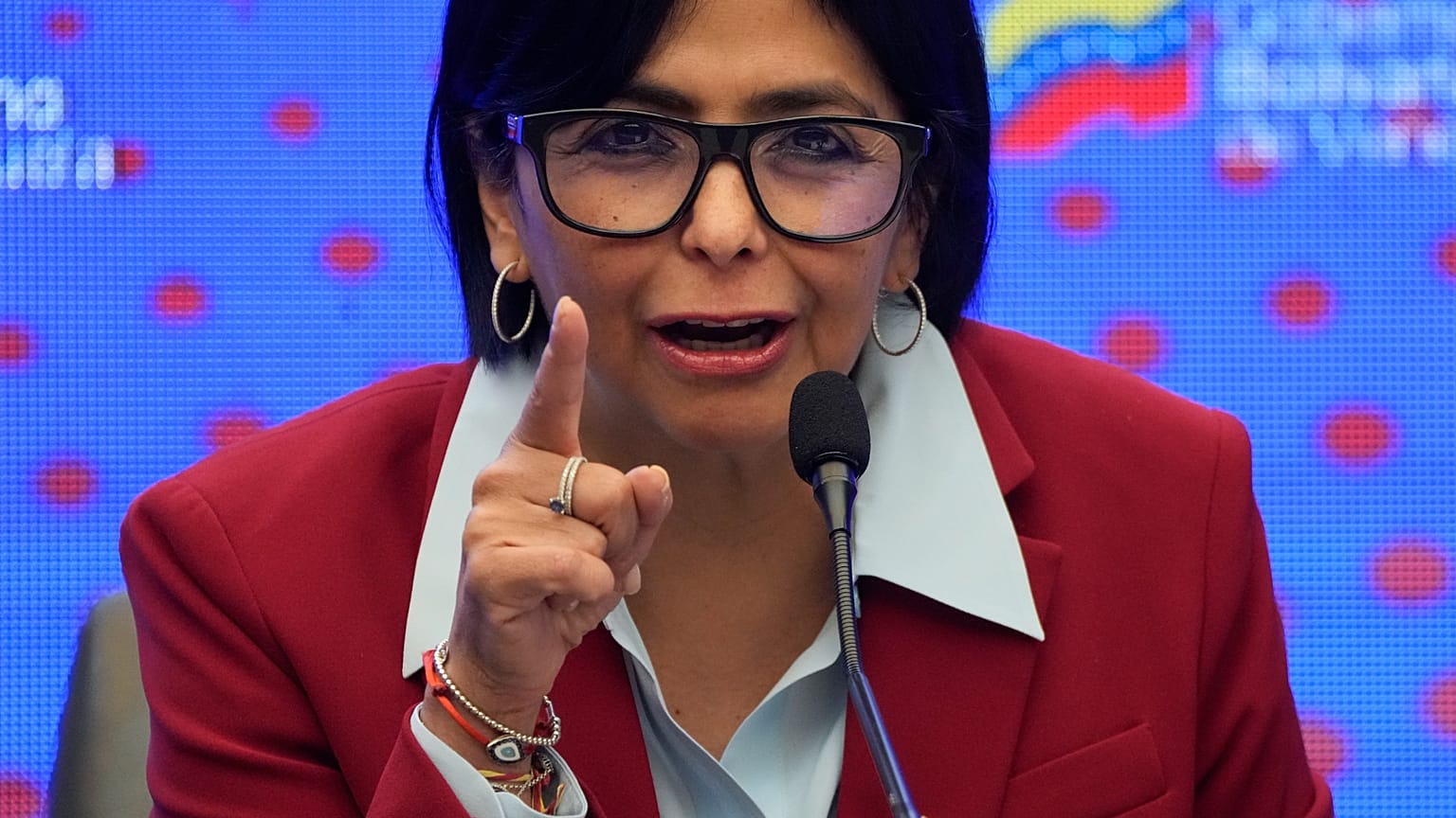 La vicepresidenta venezolana, Delcy Rodríguez, da una declaración en el palacio presidencial de Miraflores en Caracas, Venezuela, el 31 de octubre de 2023.