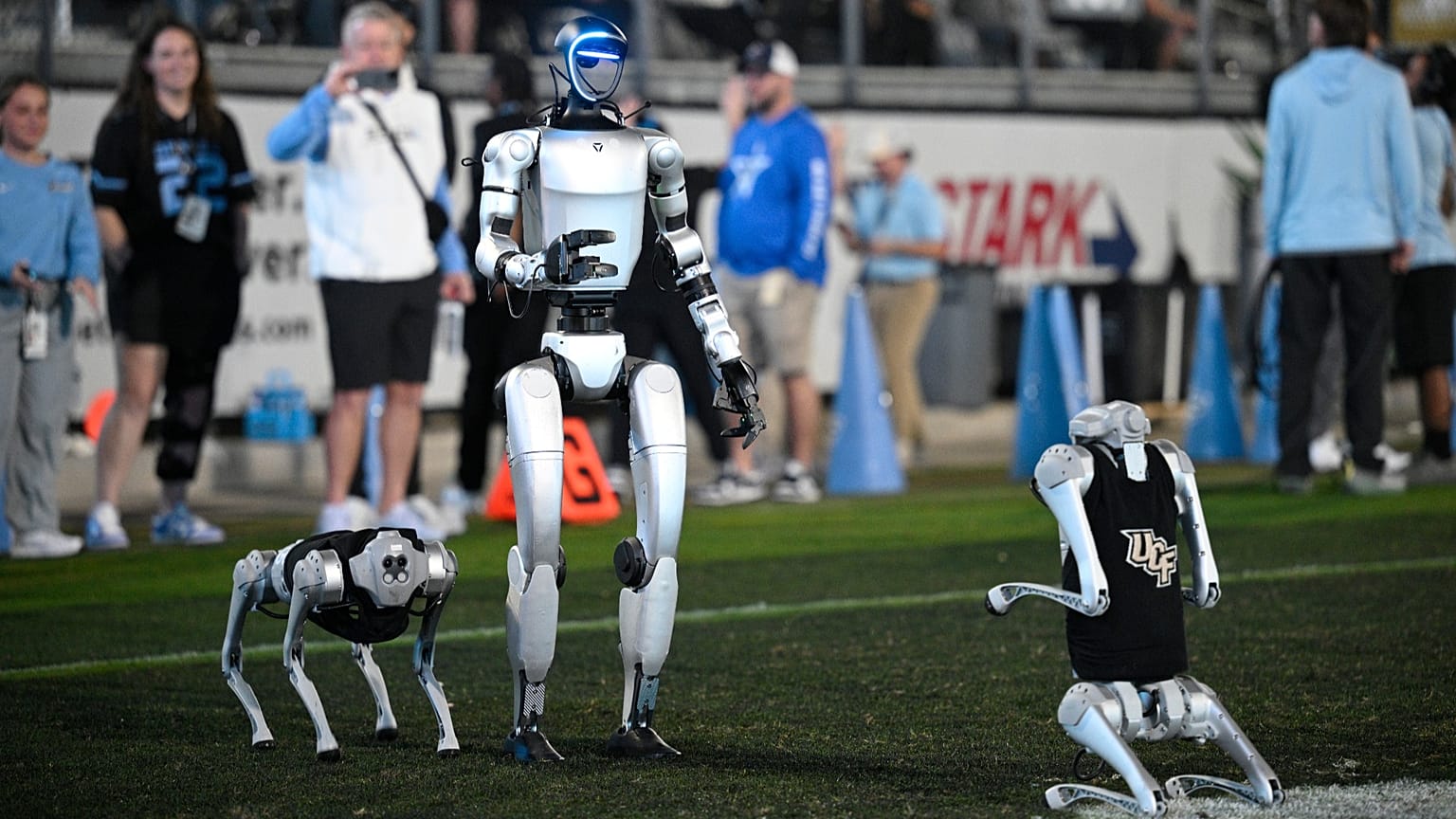 Robotbemutató az Egyesült Államokban egy középiskolai amerikaifutball-bajnokság szünetében