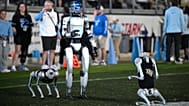 Robotbemutató az Egyesült Államokban egy középiskolai amerikaifutball-bajnokság szünetében