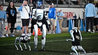 Robotbemutató az Egyesült Államokban egy középiskolai amerikaifutball-bajnokság szünetében