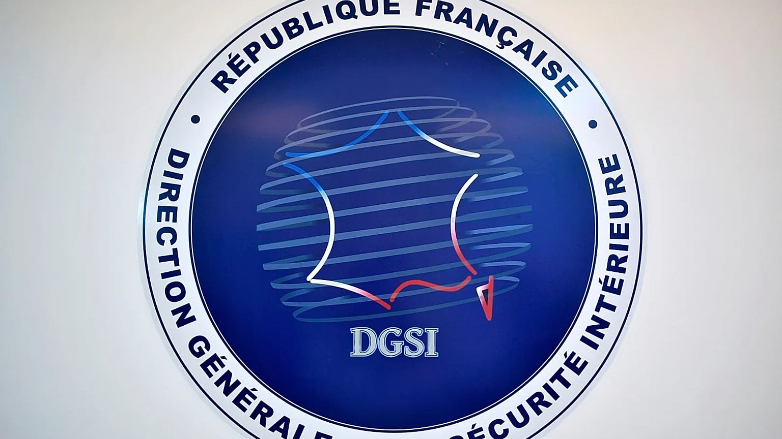 Logótipo da Direção-Geral da Segurança Interna francesa (DGSI) fotografado em Paris, segunda-feira, 31 de agosto de 2020