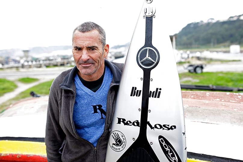 Le surfeur américain Garrett McNamara avec sa planche à Praia do Norte, à Nazaré, en 2014