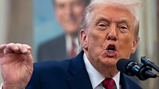 ألقى الرئيس الأميركي دونالد ترامب كلمة خلال مراسم تقديم «وسام الدفاع عن الحدود المكسيكية» في المكتب البيضاوي بالبيت الأبيض، الاثنين 15 ديسمبر/كانون الأول 2025، في واشنطن.