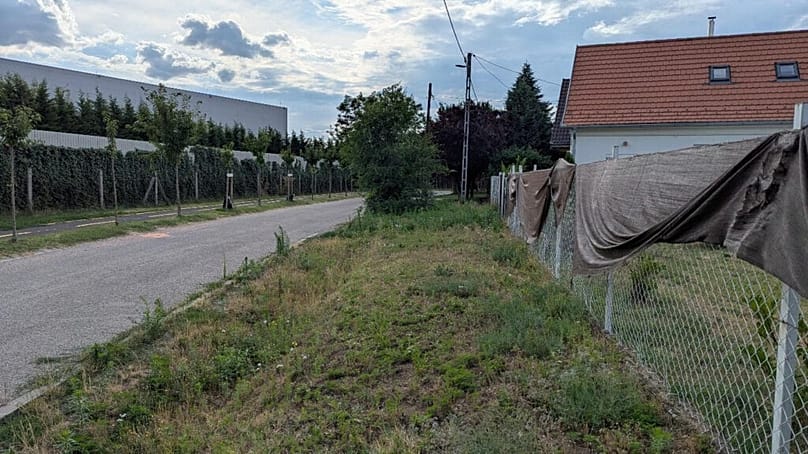 A gödi Zrínyi utca: jobbról családi házak, balról a Samsung gyára