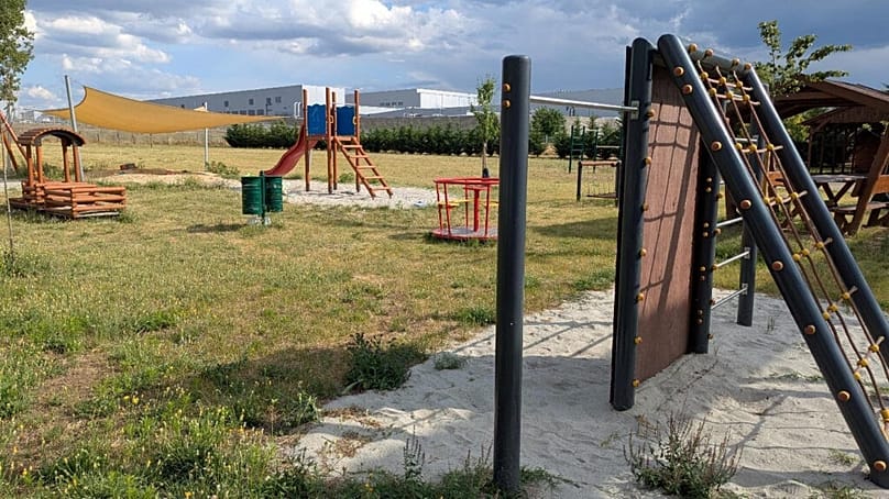 A Zrínyi utcai játszótér, háttérben a Samsung gyárépületeivel