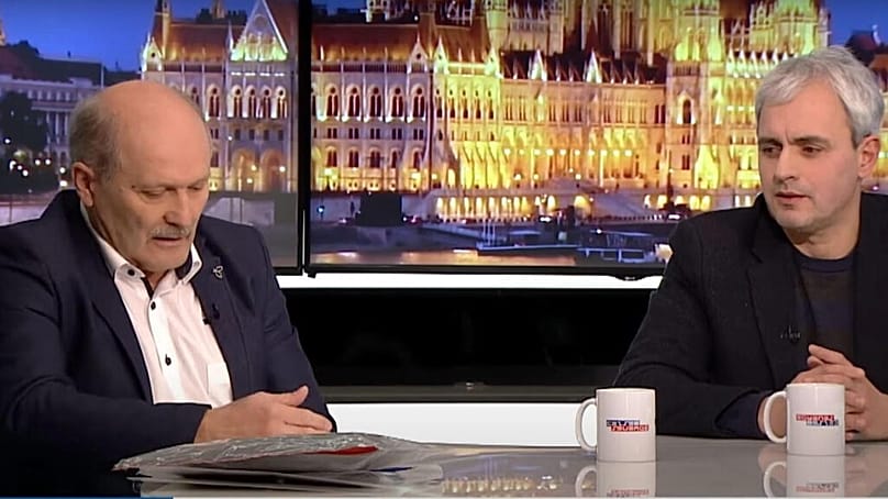 König Ferenc az ölébe söpri az akkuhulladékot az ATV stúdiójában