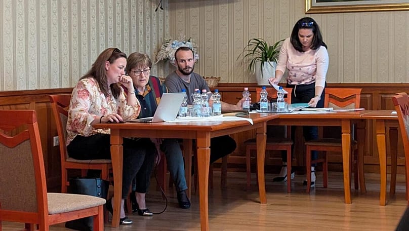 A Sóskúti Civil Kör tagjai az önkormányzat testületi ülésén: balról a második Pluhár Márta, a harmadik Marcinkovics Patrik