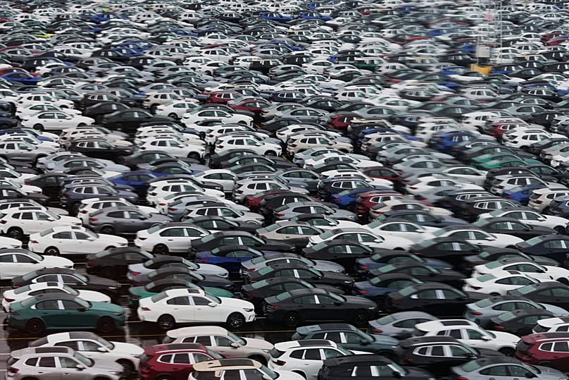 Új autók sorakoznak a zeebruggei kiközőben, Belgiumban