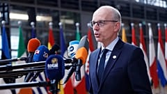 Le Premier ministre luxembourgeois Luc Frieden s'adresse aux médias à son arrivée au sommet de l'UE au bâtiment du Conseil européen à Bruxelles, jeudi 26 juin 2025. 