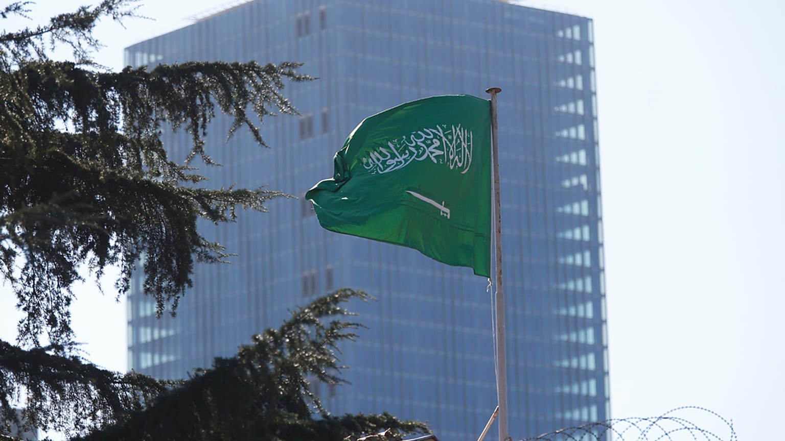 تُرفرف أعلام السعودية فوق قنصلية البلاد في إسطنبول