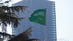 تُرفرف أعلام السعودية فوق قنصلية البلاد في إسطنبول