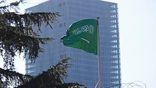 تُرفرف أعلام السعودية فوق قنصلية البلاد في إسطنبول