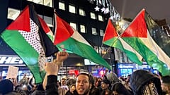 أنصار فلسطين يتظاهرون أثناء مسيرتهم في شارع أكسفورد بلندن
