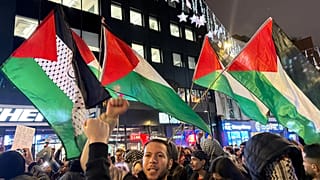 أنصار فلسطين يتظاهرون أثناء مسيرتهم في شارع أكسفورد بلندن