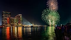In Dubai erhellt ein Feuerwerk den Nachthimmel.