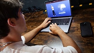 صورة تعبيرية..  بروس بيري، 17 عامًا، يُظهر إمكانيات الذكاء الاصطناعي من خلال إنشاء رفيق ذكاء اصطناعي على منصة Character.AI، في 15 يوليو 2025