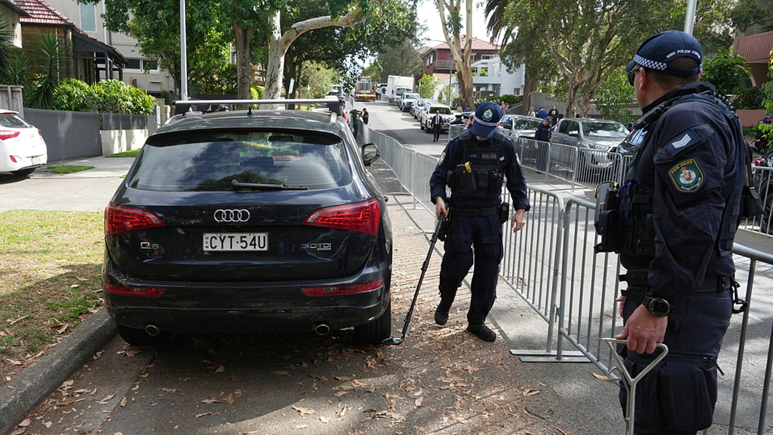 صورة تعبيرية للشرطة الاسترالية تقوم بعملية تفتيش خارج كنيس يهودي في بوندي، سيدني، أستراليا، يوم الأربعاء 17 ديسمبر/كانون الأول 2025، قبل جنازة الحاخام إيلي شلانجر