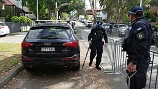 صورة تعبيرية للشرطة الاسترالية تقوم بعملية تفتيش خارج كنيس يهودي في بوندي، سيدني، أستراليا، يوم الأربعاء 17 ديسمبر/كانون الأول 2025، قبل جنازة الحاخام إيلي شلانجر