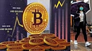 يُعرض إعلان لعملة "Bitcoin" المشفرة في أحد شوارع هونغ كونغ في 17 فبراير 2022