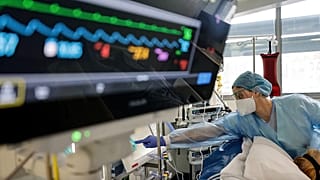 ARŞİV - Bir hemşire, Strasbourg Üniversitesi Hastanesi'nin yoğun bakım ünitesinde bir COVID-19 hastasına bakıyor, 13 Ocak 2022.