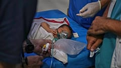 طفل يعاني من ��مى شديدة يتلقى العلاج في مستشفى ميداني في المواصي قرب خان يونس، جنوب قطاع غزة، في 27 سبتمبر 2025.
