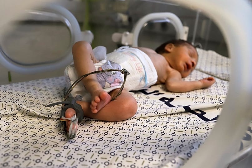 رضيع وُلد قبل أوانه يرقد داخل وحدة العناية المركزة لحديثي الولادة في مستشفى ناصر في خان يونس، جنوب قطاع غزة، في 19 يونيو 2025.