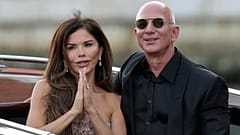 ARCHIVO - Lauren Sanchez Bezos, izquierda, y Jeff Bezos salen del hotel Aman durante las celebraciones de su boda en Venecia, Italia. 28 de junio de 2025.