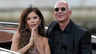 FILE - Lauren Sanchez Bezos (balra) és Jeff Bezos távozik az Aman szállodából az esküvői ünnepségek alatt az olaszországi Velencében. 2025. június 28.
