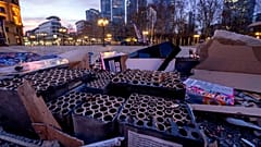Restos de fuegos artificiales tras las celebraciones de Nochevieja frente a la Alte Oper de Fráncfort, 1 de enero de 2025