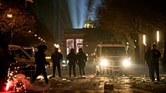 Polizeibeamte stehen nach dem Feuerwerk zu Neujahr in Berlin, Deutschland, am Mittwoch, dem 1. Januar 2025, auf Streife