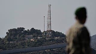 جندي من الجيش اللبناني ينظر إلى موقع حنيتا العسكري الإسرائيلي من قرية ألما الشعب الحدودية مع إسرائيل، جنوب لبنان، 28 نوفمبر/تشرين الثاني 2025. 
