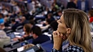 Ева Кайли на фото в Европейском парламенте 