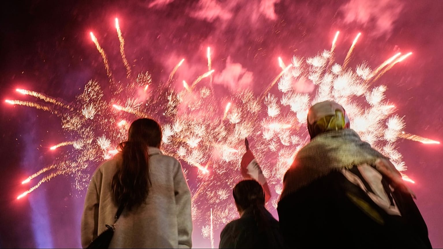 لبنانيون يشاهدون الألعاب النارية خلال إضاءة شجرة ميلاد عملاقة أمام مسجد محمد الأمين في ساحة الشهداء وسط بيروت، في 7 ديسمبر 2025.