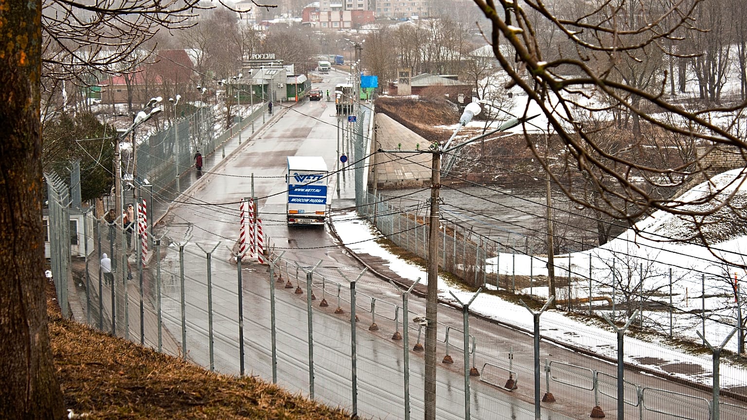 Narva'daki Estonya ve Rusya arasındaki sınır bölgesi.
