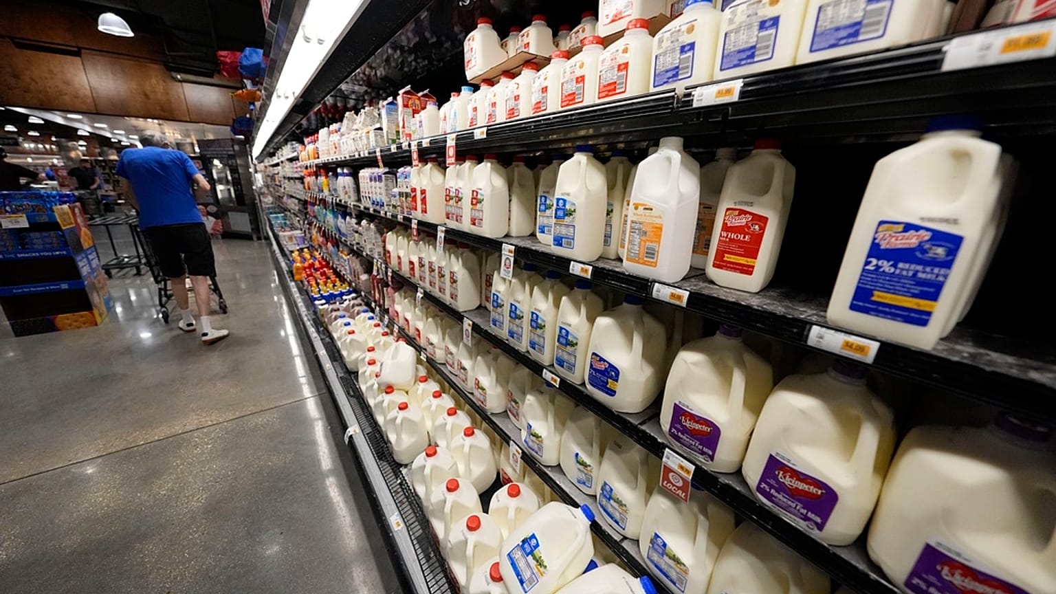 صورة أرشيفية - منتجات الألبان تصطف في ثلاجة أحد متاجر البقالة في نيو أورليانز، 17 أبريل 2024. 