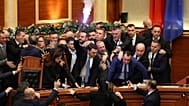 Μέλος του αλβανικού κοινοβουλίου κρατάει φωτοβολίδα μέσα στην αίθουσα κατά τη διάρκεια συγκρούσεων μεταξύ βουλευτών του Σοσιαλιστικού κόμματος και της αντιπολίτευσης